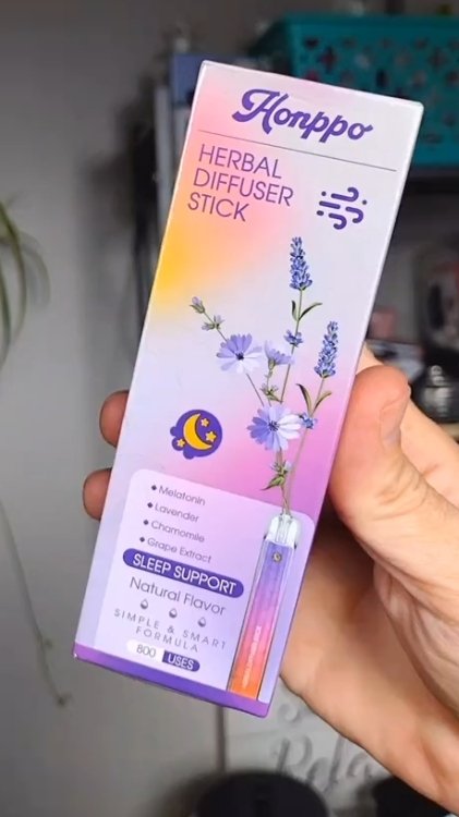 Hand holding Honppo Sleep herbal.